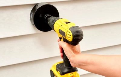 Khoan mở lỗ để đặt ống thoát hơi