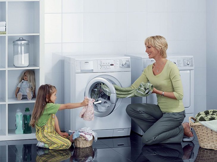 Vắt quần áo thật khô trước khi cho vào phòng điều hòa