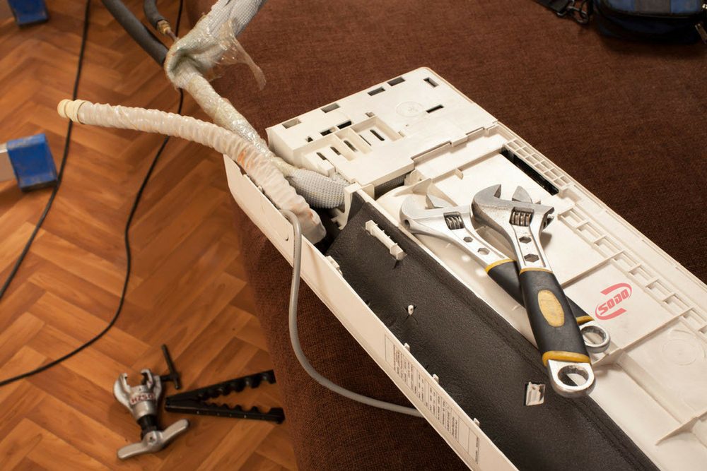 Do máng nước bị nghẽn hoặc bị vỡ