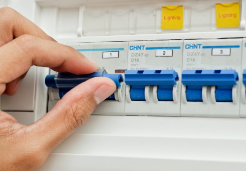 ngắt aptomat điều hoà