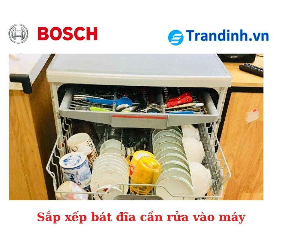 Sắp xếp bát đĩa cần rửa vào máy