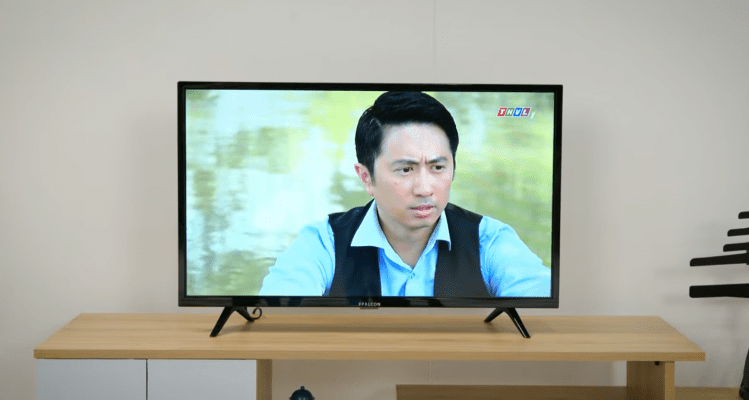 tivi-ffalcon-32-inch-to-749x400-1 tivi ffalcon 32 inch đặt trên kệ