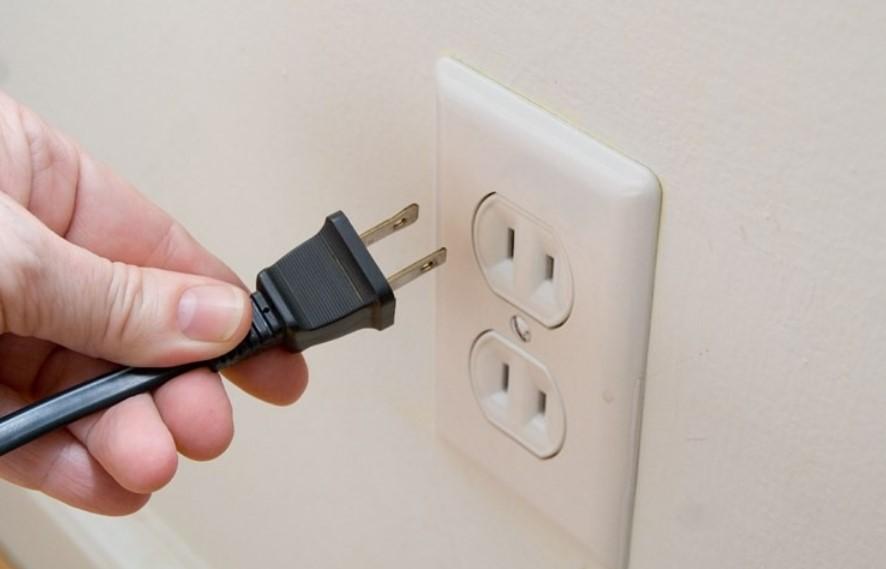 Tắt tivi hoặc rút hẳn nguồn