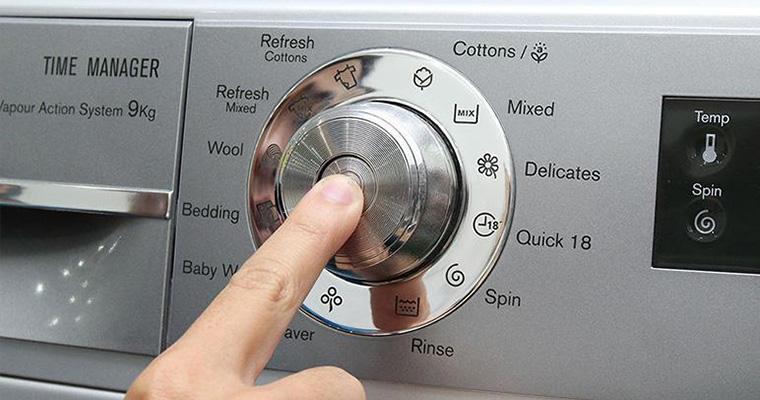 Bảng điều khiển của máy giặt Electrolux kết hợp nút bấm, nút xoay và bảng điều khiển Bảng điều khiển của máy giặt Electrolux kết hợp nút bấm, nút xoay và bảng điều khiển
