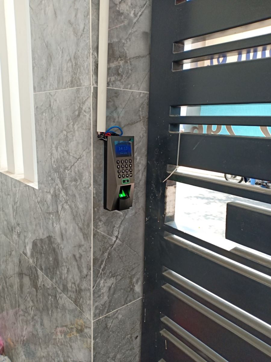 khoa cong van tay nha tro cho thue 1